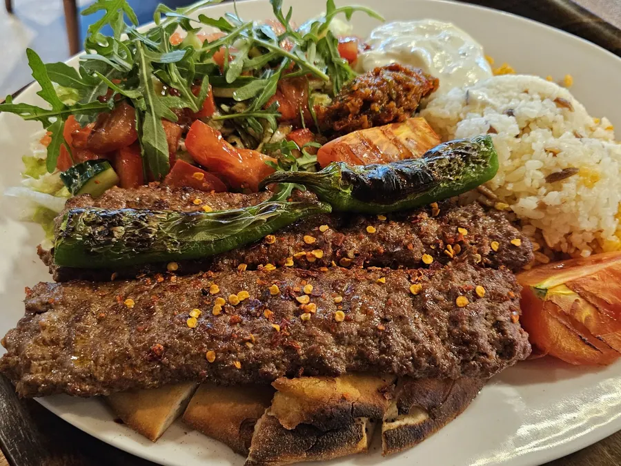 Adana mit Peperoni, Reis und Rucola