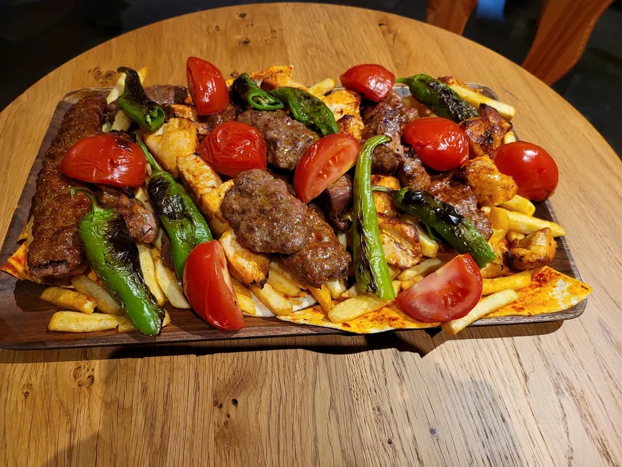 Große Grillplatte für mehrere Personen auf dem Holzbrett