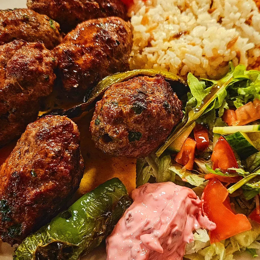 Köfte mit Reis, Salat und Peperoni