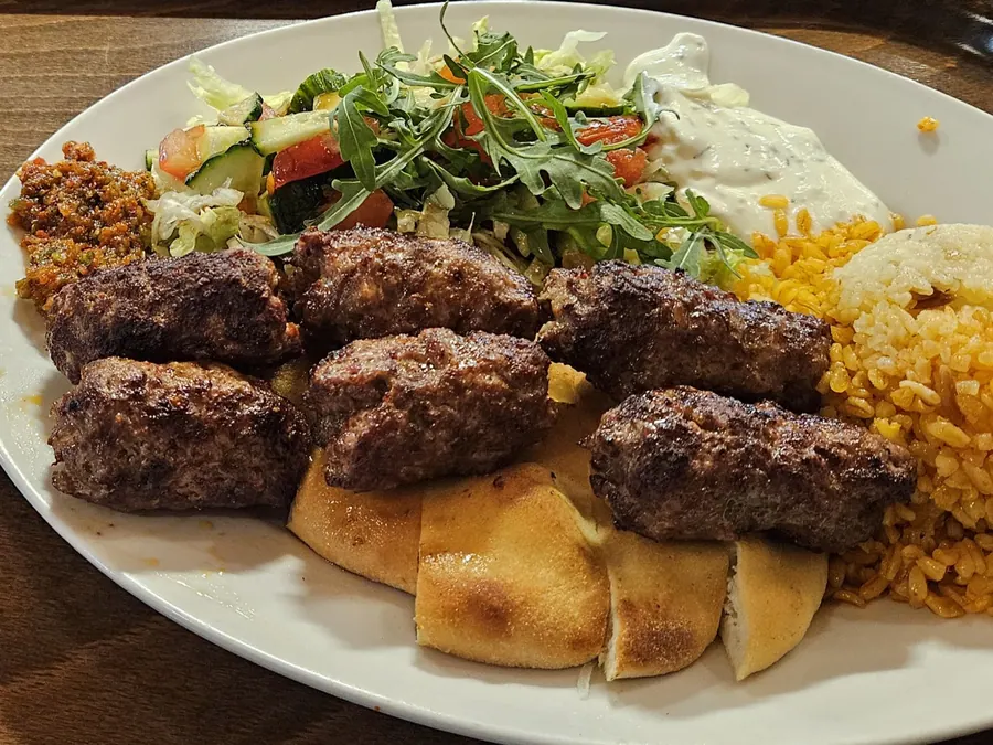 Köfteteller mit Bulgur, Reis, Salat und Joghurt