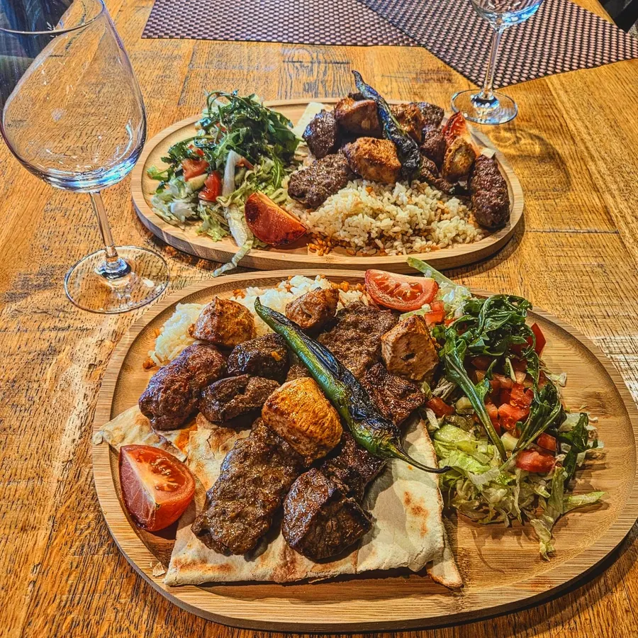 Zwei gemischte Grillteller auf Holzbrettern