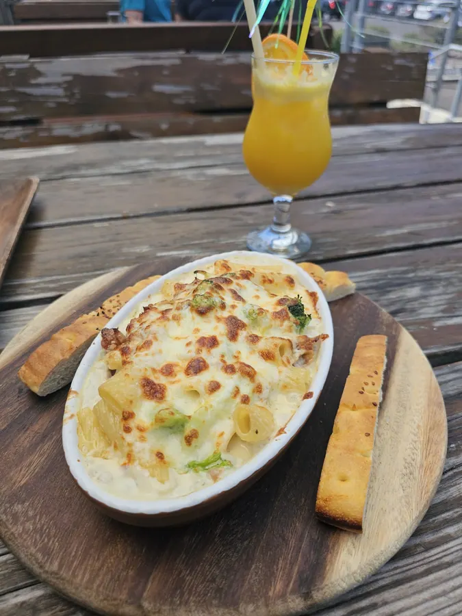 Überbackenes Gericht und Cocktail auf der Terrasse