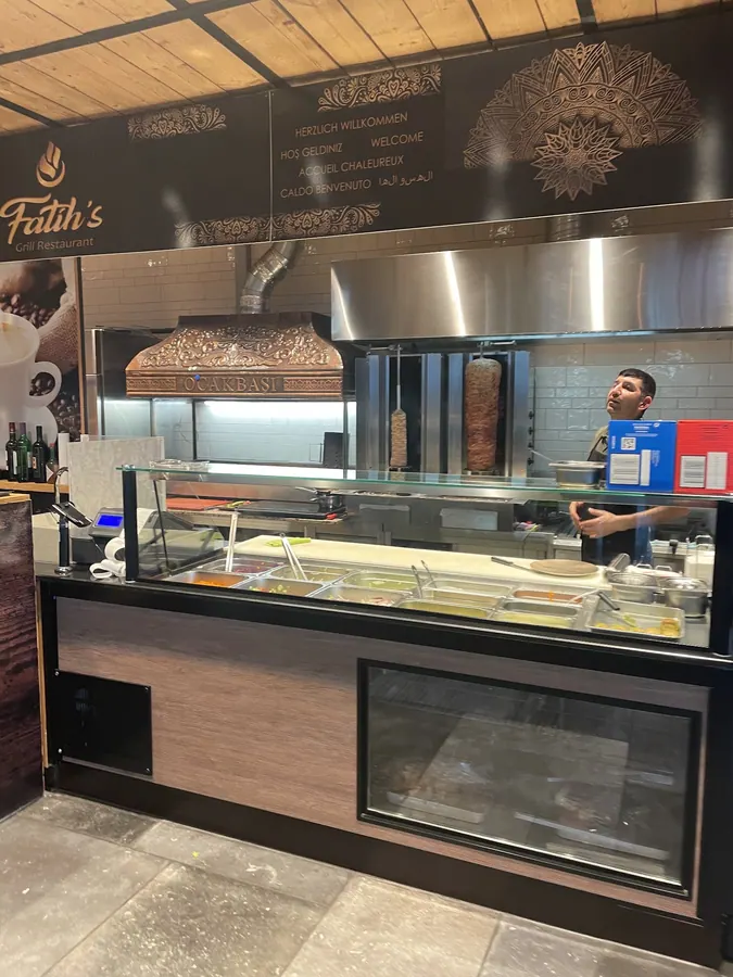 Theke mit Logo, Dönerspieß und Holzkohlegrill bei Fatih's in Lahnstein